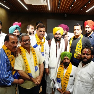 ਧੜਾਧੜ ਰਾਜਸੀ ਨੇਤਾ ਫੜ੍ਹ ਰਹੇ ਨੇ ਝਾੜੂ ਦਾ ਪੱਲਾ