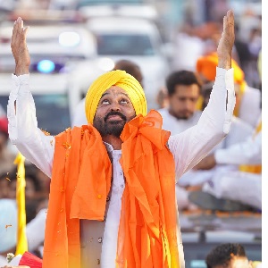 ਭਗਵੰਤ ਮਾਨ ਨੇ ਨਵਾਂਸ਼ਹਿਰ ਵਿੱਚ ਮਲਵਿੰਦਰ ਕੰਗ ਲਈ ਕੀਤਾ ਚੋਣ ਪ੍ਰਚਾਰ, ਲੋਕਾਂ ਨੂੰ ਤਾਨਾਸ਼ਾਹੀ ਖ਼ਿਲਾਫ਼ ਵੋਟ ਪਾਉਣ ਦੀ ਕੀਤੀ ਅਪੀਲ
