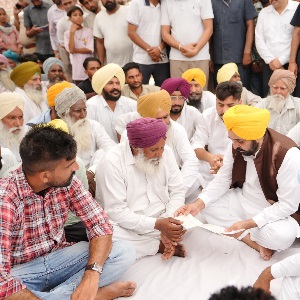 ਮੁੱਖ ਮੰਤਰੀ ਨੇ ਸ਼ਹੀਦਾਂ ਦੇ ਪਰਿਵਾਰਾਂ ਨੂੰ ਮਾਲੀ ਮਦਦ ਵਜੋਂ ਇਕ-ਇਕ ਕਰੋੜ ਰੁਪਏ ਦੇ ਚੈੱਕ ਸੌਂਪੇ