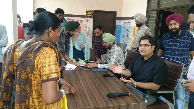 ਐਸ.ਡੀ.ਐਮ. ਨੇ ਝੁਨੀਰ ਵਿਖੇ ‘ਜਨ ਸੁਣਵਾਈ ਕੈਂਪ’ ਦੌਰਾਨ ਸੁਣੀਆਂ ਆਮ ਲੋਕਾਂ ਦੀਆਂ ਸਮੱਸਿਆਵਾਂ