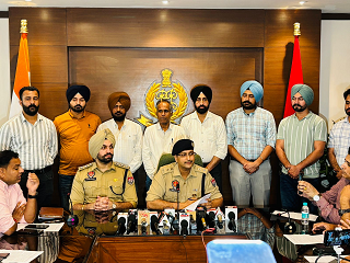 ਮੋਹਾਲੀ ਪੁਲਿਸ ਵੱਲੋ ਇੰਟਰਨੈਸ਼ਨਲ ਲਗਜ਼ਰੀ ਕਾਰ ਚੋਰ ਗਿਰੋਹ ਦੇ 02 ਮੈਂਬਰ ਚੋਰੀ ਕੀਤੀਆ ਹੋਈਆ 09 ਲਗਜ਼ਰੀ ਕਾਰਾਂ ਸਮੇਤ ਕਾਬੂ