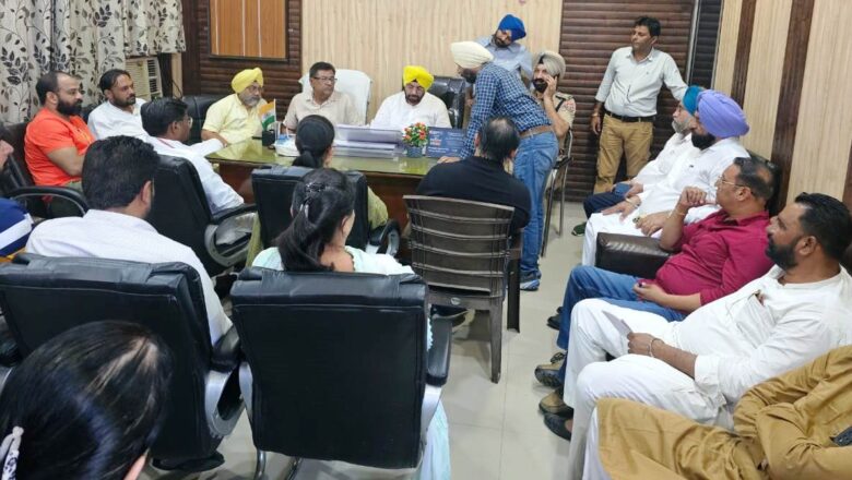 ਕੈਬਨਿਟ ਮੰਤਰੀ ਹਰਭਜਨ ਸਿੰਘ ਈਟੀਓ ਵੱਲੋਂ ਵਿਕਾਸ ਕਾਰਜਾਂ ਬਾਰੇ ਅਧਿਕਾਰੀਆਂ ਨਾਲ ਮੀਟਿੰਗ