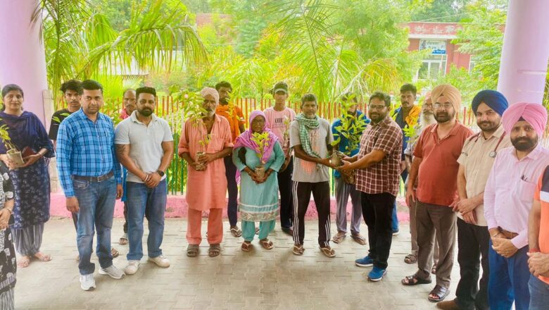 ਸਿਵਲ ਹਸਪਤਾਲ ਕੋਟਕਪੂਰਾ ਵਿਖੇ ਟੀ ਬੀ ਦੇ ਮਰੀਜ਼ਾਂ ਨੂੰ ਫ਼ਲਦਾਰ ਪੌਦੇ ਵੰਡੇ