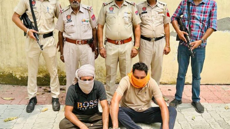 ਪੰਜਾਬ ਪੁਲਿਸ ਨੇ ਸਰਹੱਦ ਪਾਰੋਂ ਚਲਾਏ ਜਾ ਰਹੇ ਤਸਕਰੀ ਰੈਕੇਟ ਦਾ ਕੀਤਾ ਪਰਦਾਫਾਸ਼; 7 ਕਿਲੋ ਹੈਰੋਇਨ, ਪੰਜ ਪਿਸਤੌਲਾਂ ਸਮੇਤ 2 ਵਿਅਕਤੀ ਗ੍ਰਿਫਤਾਰ