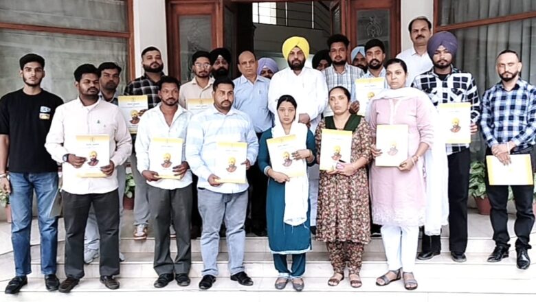 ਲੋਕ ਨਿਰਮਾਣ ਮੰਤਰੀ ਹਰਭਜਨ ਸਿੰਘ ਈਟੀਓ ਨੇ 15 ਉਮੀਦਵਾਰਾਂ ਨੂੰ ਨਿਯੁਕਤੀ ਪੱਤਰ ਸੌਂਪੇ