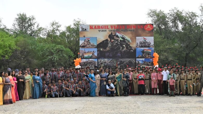 ਕਾਰਗਿਲ ਵਿਜੇ ਦਿਵਸ ਸਿਲਵਰ ਜੁਬਲੀ ਮਹੋਤਸਵ ਮੌਕੇ ਚੇਤਕ ਕੋਰ ਵੱਲੋਂ ਆਕਰਸ਼ਕ ਫੌਜੀ ਉਪਕਰਨਾਂ ਦਾ ਪ੍ਰਦਰਸ਼ਨ