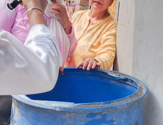 ਐਸ.ਐਮ.ਓ. ਵਲੋਂ ਪਿੰਡਾਂ ਵਿਚ ਜਾਰੀ ਡੇਂਗੂ ਵਿਰੋਧੀ ਮੁਹਿੰਮ ਦਾ ਨਿਰੀਖਣ