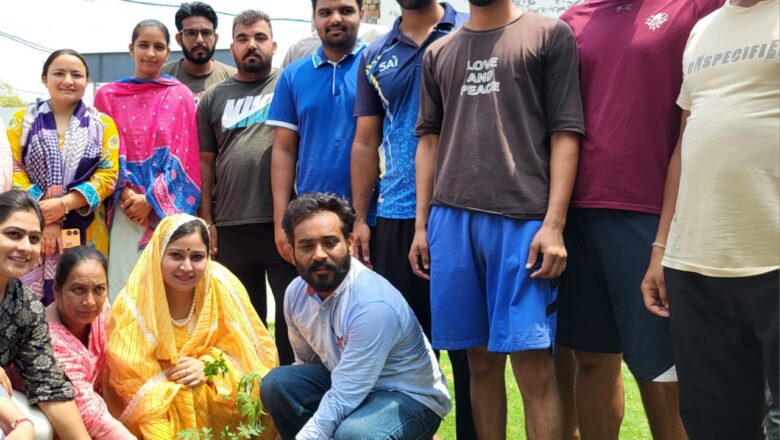 ਖੁਸ਼ੀ ਫਾਊਂਡੇਸ਼ਨ ਵੱਲੋਂ ਫਾਜਿਲਕਾ ਦੇ ਪਿੰਡ ਸਲੇਮਸ਼ਾਹ ਵਿਖੇ  ਵਾਤਾਵਰਣ ਸਾਫ ਸੁਥਰਾ ਕਰਨ ਲਈ ਸਰਕਾਰੀ ਹਾਈ ਸਕੂਲ ਵਿਖੇ ਪੌਂਦੇ ਲਗਾਏ ਗਏ