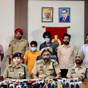 ਪੰਜਾਬ ਪੁਲਿਸ ਨੇ ਅੰਤਰ-ਸਰਹੱਦੀ ਨਸ਼ਾ ਤਸਕਰੀ ਗਿਰੋਹ ਦਾ ਕੀਤਾ ਪਰਦਾਫਾਸ਼; ਤਿੰਨ ਨਸ਼ਾ ਤਸਕਰਾਂ ਸਮੇਤ ਇੱਕ ਵੱਡੀ ਮੱਛੀ ਗ੍ਰਿਫਤਾਰ