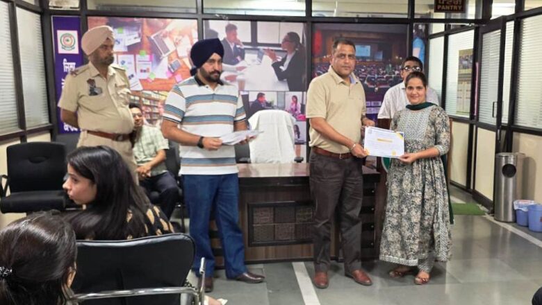 ਮਿਸ਼ਨ ਆਗਾਜ਼ ਤਹਿਤ ਕੋਰਸ ਪੂਰਾ ਕਰ ਚੁੱਕੇ ਪ੍ਰਾਰਥੀਆਂ ਨੂੰ ਵਧੀਕ ਡਿਪਟੀ ਕਮਿਸ਼ਨਰ (ਵਿ) ਨੇ ਵੰਡੇ ਸਿਖਲਾਈ ਸਰਟੀਫਿਕੇਟ