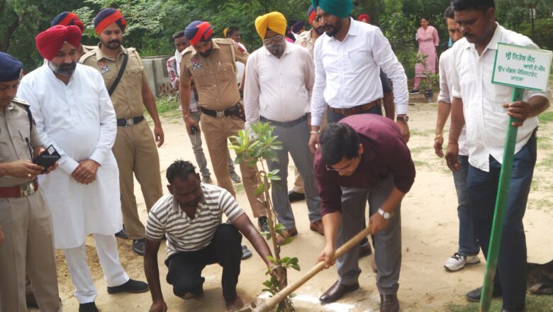 ਜ਼ਿਲ੍ਹਾ ਪ੍ਰਬੰਧਕੀ ਕੰਪਲੈਕਸ ਵਿਖੇ ਡਿਪਟੀ ਕਮਿਸ਼ਨਰ, ਐਸ.ਐਸ.ਪੀ. ਸਮੇਤ ਹੋਰਨਾਂ ਪ੍ਰਸ਼ਾਸਨਿਕ ਅਧਿਕਾਰੀਆਂ ਨੇ 100 ਤੋ ਵਧੇਰੇ ਪੌਦੇ ਲਗਾਏ