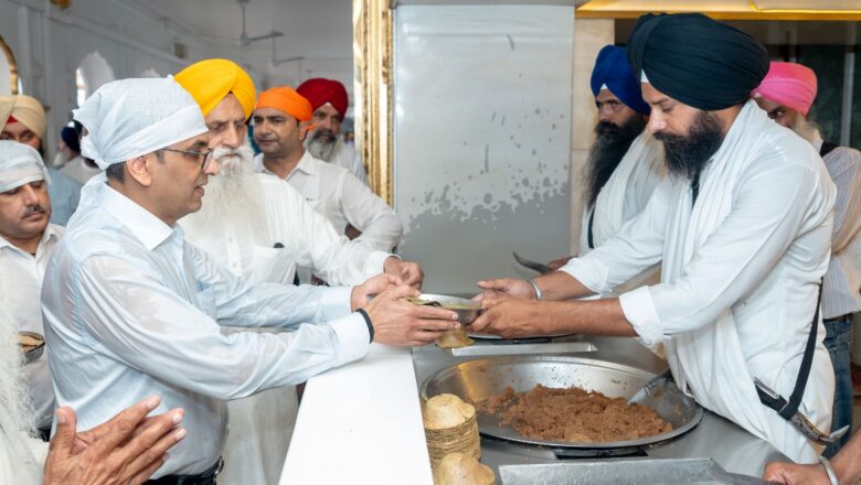 ਭਾਰਤ ਦੇ ਮੁੱਖ ਜੱਜ ਡਾ  ਜਸਟਿਸ ਡੀ ਵਾਈ ਚੰਦਰਚੂਹੜ ਨੇ ਸ੍ਰੀ ਦਰਬਾਰ ਸਾਹਿਬ ਟੇਕਿਆ ਮੱਥਾ