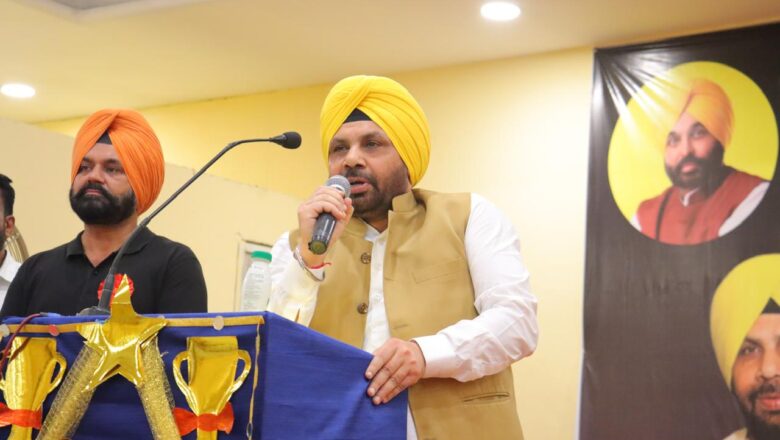 ਈ. ਟੀ. ਓ. ਵਲੋਂ ਜੰਡਿਆਲਾ ਹਲਕੇ ਦੇ 90 ਫੀਸਦ ਤੋਂ ਵੱਧ ਨੰਬਰ ਲੈਣ ਵਾਲੇ ਦਸਵੀਂ ਅਤੇ ਬਾਰਹਵੀਂ ਦੇ ਬੱਚੇ ਸਨਮਾਨਤ