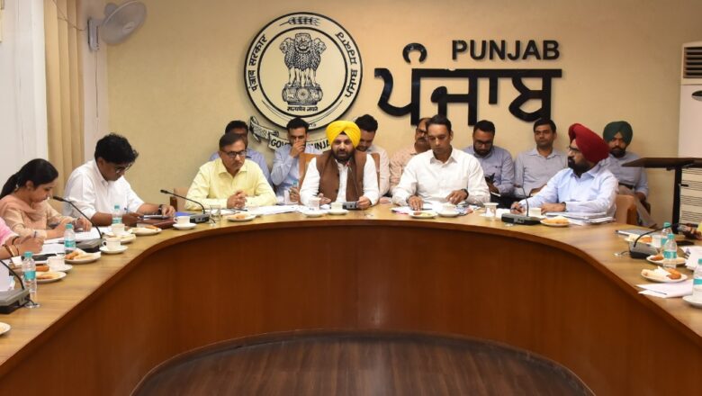 ਲੋਕ ਨਿਰਮਾਣ ਮੰਤਰੀ ਹਰਭਜਨ ਸਿੰਘ ਈਟੀਓ ਵੱਲੋਂ ਐਸ.ਡੀ.ਐਮਜ਼ ਅਤੇ ਡੀ.ਆਰ.ਓਜ਼ ਨਾਲ ਮੀਟਿੰਗ; ਕੌਮੀ ਸ਼ਾਹਮਾਰਗਾ ਲਈ ਜ਼ਮੀਨ ਪ੍ਰਾਪਤੀ ਦੀ ਪ੍ਰਗਤੀ ਦੀ ਕੀਤੀ ਸਮੀਖਿਆ