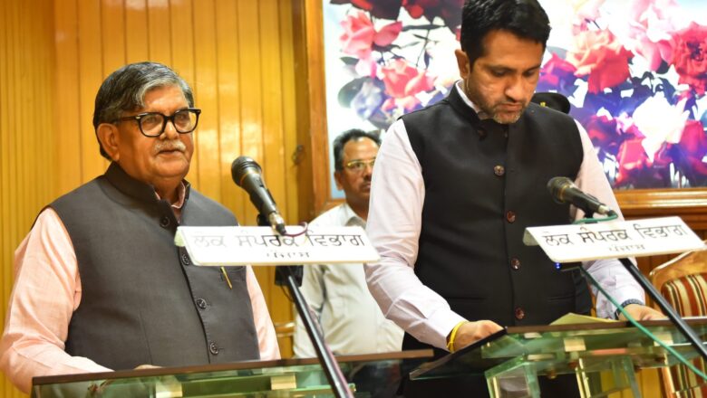 ਪੰਜਾਬ ਦੇ ਰਾਜਪਾਲ ਗੁਲਾਬ ਚੰਦ ਕਟਾਰੀਆ ਨੇ ਤਿੰਨ ਨਵੇਂ ਰਾਜ ਸੂਚਨਾ ਕਮਿਸ਼ਨਰਾਂ ਨੂੰ ਅਹੁਦੇ ਦੀ ਸਹੁੰ ਚੁਕਾਈ