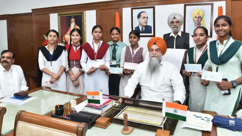 ਸੰਧਵਾਂ ਨੇ ਜਪਾਨ ਦੌਰਾ ਕਰਕੇ ਪਰਤੇ ਸੱਤ ਵਿਦਿਆਰਥੀਆਂ ਨੂੰ ਨਕਦ ਇਨਾਮਾਂ ਨਾਲ ਕੀਤਾ ਸਨਮਾਨਿਤ