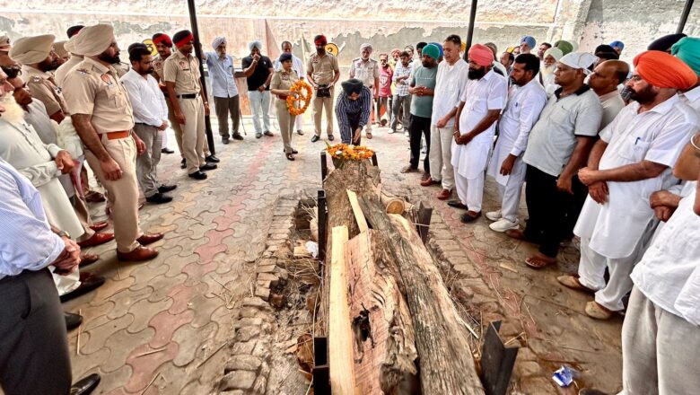 ਜ਼ਿਲ੍ਹਾ ਪ੍ਰਸ਼ਾਸਨ ਨੇ ਸ਼ਰਧਾਂ ਦੇ ਫੁੱਲ ਭੇਂਟ ਕਰਕੇ ਸਾਬਕਾ ਮੰਤਰੀ ਸੁਖਦੇਵ ਸਿੰਘ ਨੂੰ ਦਿੱਤੀ ਸ਼ਰਧਾਂਜ਼ਲੀ