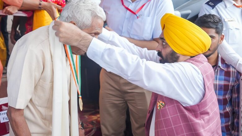 ਮੁੱਖ ਮੰਤਰੀ ਵੱਲੋਂ 15 ਉੱਘੀਆਂ ਸ਼ਖਸੀਅਤਾਂ ਸਟੇਟ ਐਵਾਰਡ ਨਾਲ ਸਨਮਾਨਿਤ