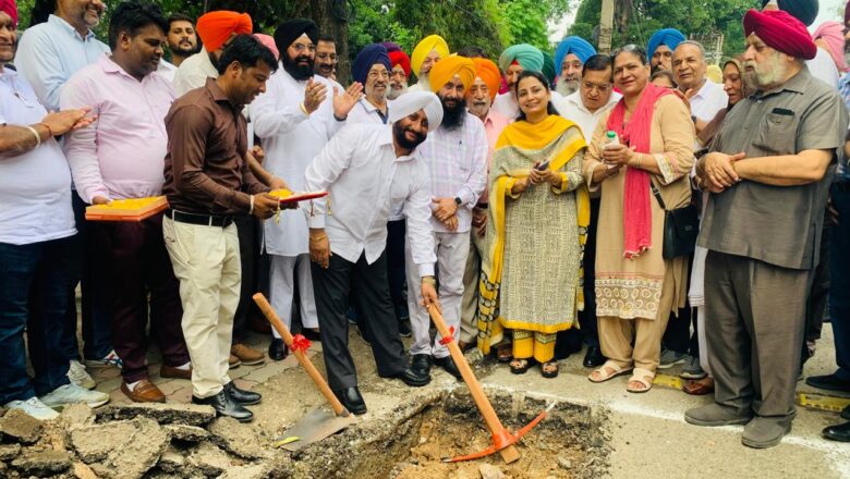 ਵਿਧਾਇਕ ਕੁਲਵੰਤ ਸਿੰਘ ਵੱਲੋਂ 2.62 ਕਰੋੜ ਰੁਪਏ ਦੀ ਲਾਗਤ ਨਾਲ ਸੀਵਰ ਲਾਈਨਾਂ ਪਾਉਣ ਦੇ ਕੰਮ ਦੀ ਸ਼ੁਰੂਆਤ