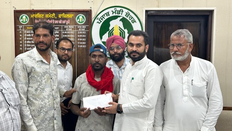 ਪਿਛਲੇ ਸਾਲ ਹੜ੍ਹਾਂ ਨਾਲ ਨੁਕਸਾਨੇ ਮਕਾਨਾਂ ਦੀ ਮੁਰੰਮਤ ਲਈ  ਚੈਕ ਤਕਸੀਮ ਕਰਨ ਦੀ ਲੜੀ ਤਹਿਤ 1 ਲੱਖ 20 ਹਜਾਰ ਰੁਪਏ ਦੇ ਚੈਂਕ ਭੇਂਟ