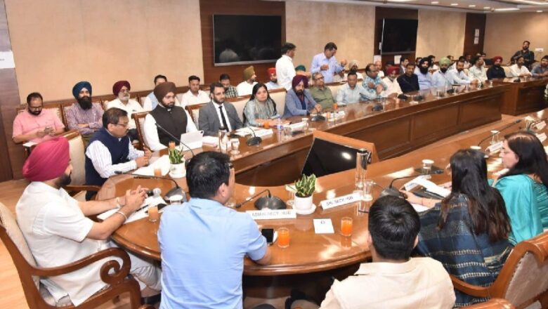 ਮਕਾਨ ਉਸਾਰੀ ਤੇ ਸ਼ਹਿਰੀ ਵਿਕਾਸ ਮੰਤਰੀ ਤੇ ਮੁੱਖ ਸਕੱਤਰ ਨੇ 51 ਪ੍ਰਮੋਟਰਾਂ/ਬਿਲਡਰਾਂ ਨੂੰ ਸੌਂਪੇ ਸਰਟੀਫਿਕੇਟ