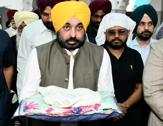 ਸ੍ਰੀ ਗੁਰੂ ਨਾਨਕ ਦੇਵ ਜੀ ਦੇ ਪ੍ਰਕਾਸ਼ ਪੁਰਬ ਦੇ ਪਵਿੱਤਰ ਮੌਕੇ ਮੁੱਖ ਮੰਤਰੀ ਨੇ ਗੁਰਦੁਆਰਾ ਛੇਵੀਂ ਪਾਤਸ਼ਾਹੀ ਵਿਖੇ ਮੱਥਾ ਟੇਕਿਆ