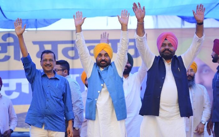 ਸਾਡੇ ਕੋਲ ਇਮਾਨਦਾਰ ਰੰਧਾਵਾ ਹੈ, ਉਨ੍ਹਾਂ ਕੋਲ ਭ੍ਰਿਸ਼ਟ ਰੰਧਾਵਾ-ਕੇਜਰੀਵਾਲ