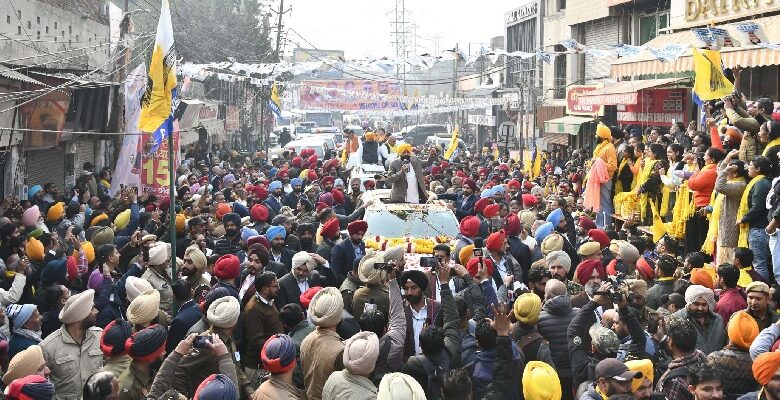 ਭਗਵੰਤ ਮਾਨ ਦੇ ਰੋਡ ਸ਼ੋਅ ‘ਤੇ ਹੋਈ ਫੁੱਲਾਂ ਦੀ ਵਰਖਾ