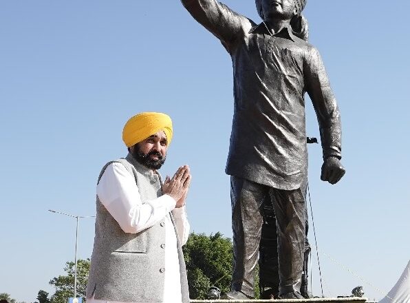 ਏਅਰਪੋਰਟ ‘ਤੇ ਸ਼ਹੀਦ ਭਗਤ ਸਿੰਘ ਦਾ 30 ਫੁੱਟ ਉੱਚਾ ਬੁੱਤ ਲੋਕਾਂ ਨੂੰ ਸਮਰਪਿਤ