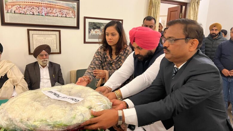 ਪੰਜਾਬ ਸਰਕਾਰ ਵਲੋਂ ਡਾ. ਮਨਮੋਹਨ ਸਿੰਘ ਦੀ ਦੇਹ ‘ਤੇ ਫੁੱਲ ਮਾਲਾਵਾਂ