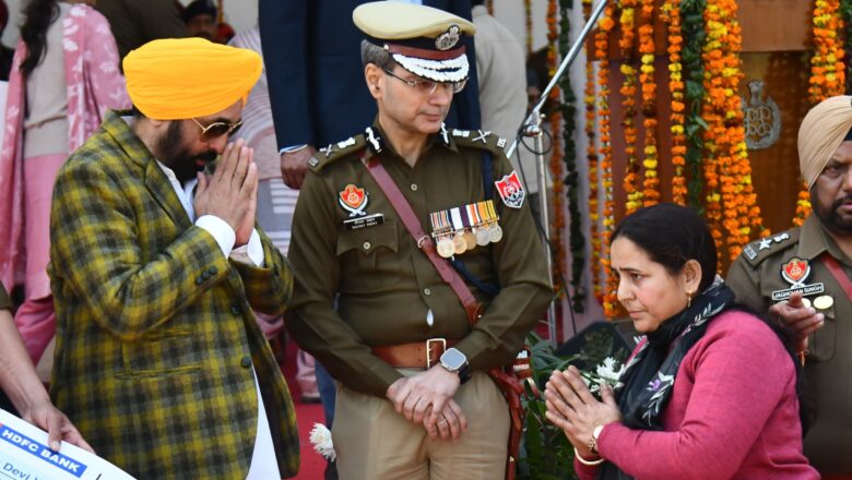 ਮੁੱਖ ਮੰਤਰੀ ਨੇ ਪੰਜ ਪੁਲਿਸ ਮੁਲਾਜ਼ਮਾਂ ਦੇ ਪਰਿਵਾਰਾਂ ਨੂੰ ਇੱਕ-ਇੱਕ ਕਰੋੜ ਰੁਪਏ ਦੀ ਵਿੱਤੀ ਸਹਾਇਤਾ ਦੇ ਚੈੱਕ ਸੌਂਪੇ