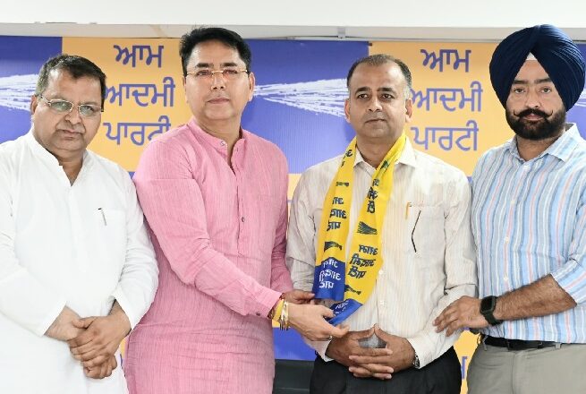 ‘ਆਪ’ ਪ੍ਰਧਾਨ ਅਮਨ ਅਰੋੜਾ ਨੇ ਐਡਵੋਕੇਟ ਬੂਟਾ ਸਿੰਘ ਬੈਰਾਗੀ ਦਾ ‘ਆਪ’ ਪਰਿਵਾਰ ਵਿੱਚ ਗਰਮਜੋਸ਼ੀ ਨਾਲ ਕੀਤਾ ਸਵਾਗਤ