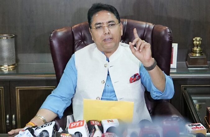 ਅਮਨ ਅਰੋੜਾ ਨੇ ਪ੍ਰਤਾਪ ਬਾਜਵਾ ‘ਤੇ ਕੀਤਾ ਪਲਟਵਾਰ: ਕਿਹਾ- ਮੈਂ ਨਿੱਜੀ ਹਮਲਿਆਂ ਤੋਂ ਨਹੀਂ ਡਰਦਾ, ਜੇ ਤੁਹਾਡੇ ਵਿੱਚ ਹਿੰਮਤ ਹੈ ਤਾਂ ਖੁੱਲ੍ਹੀ ਬਹਿਸ ਲਈ ਮੈਦਾਨ ਵਿੱਚ ਆਓ