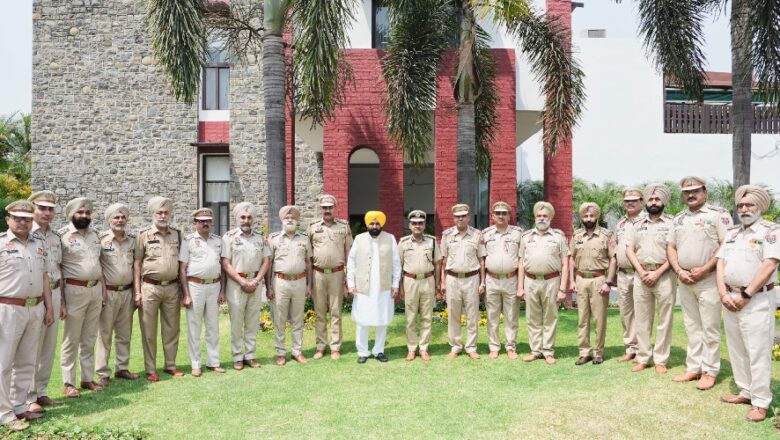ਨਵੇਂ ਪਦਉਨਤ ਹੋਏ 17 ਡੀ.ਐਸ.ਪੀਜ਼ ਨੇ ਮੁੱਖ ਮੰਤਰੀ ਨਾਲ ਕੀਤੀ ਮੁਲਾਕਾਤ