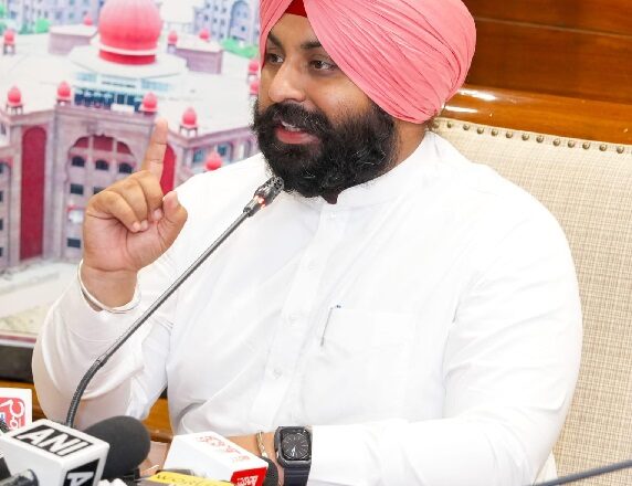 ਸਿੱਖਿਆ ਮੰਤਰੀ ਬੈਂਸ ਵੱਲੋਂ ਬਾਰ੍ਹਵੀਂ ਜਮਾਤ ਦੀਆਂ ਪ੍ਰੀਖਿਆਵਾਂ ਵਿੱਚ ਸ਼ਾਨਦਾਰ ਪ੍ਰਦਰਸ਼ਨ ਲਈ ਵਿਦਿਆਰਥੀਆਂ ਨੂੰ ਵਧਾਈ