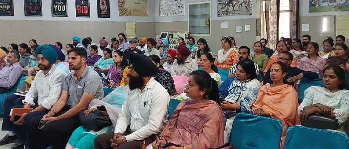 ਸਿੱਖਿਆ ਅਧਿਕਾਰੀ ਨੇ ਕੀਤੀ ਸਕੂਲ ਮੁਖੀਆਂ ਨਾਲ ਮੀਟਿੰਗ