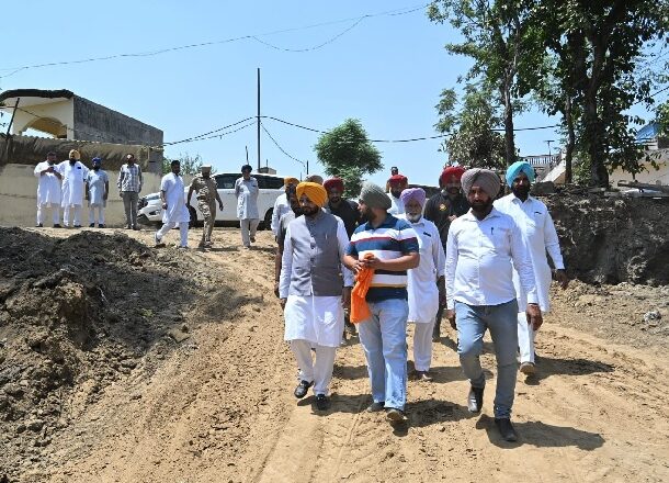 ਪੰਚਾਇਤ ਮੰਤਰੀ ਤਰੁਨਪ੍ਰੀਤ ਸਿੰਘ ਸੌਂਦ ਨੇ ਖੁਦ ਪਹੁੰਚ ਕੇ ਛੱਪੜ ਦੀ ਸਾਫ਼ ਸਫਾਈ ਦਾ ਕੀਤਾ ਨਿਰੀਖਣ
