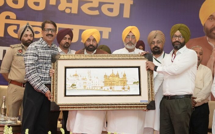 ਮੁੱਖ ਮੰਤਰੀ ਵੱਲੋਂ 99 ਫੀਸਦੀ ਤੋਂ ਵੱਧ ਕਰਜ਼ਾ ਵਸੂਲ ਕੇ ਮਿਸਾਲ ਕਾਇਮ ਕਰਨ ਵਾਲੀਆਂ ਧੂਰੀ ਸਰਕਲ ਦੀਆਂ ਸਹਿਕਾਰੀ ਸਭਾਵਾਂ ਦਾ ਸਨਮਾਨ