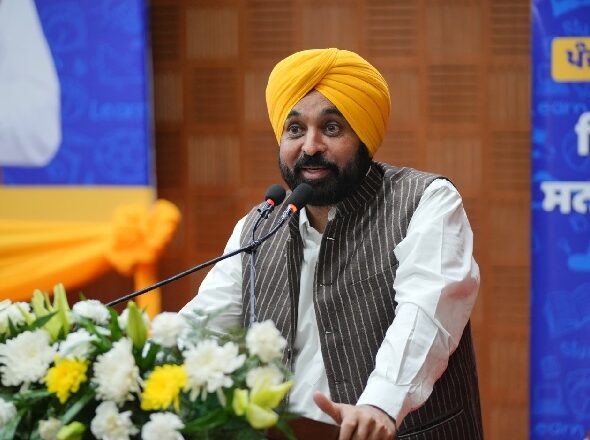 ਹਵਾਈ ਸਫ਼ਰ ਰਾਹੀਂ ਵਿੱਦਿਅਕ ਟੂਰ ਲਾਉਣਗੇ ਸਰਕਾਰੀ ਸਕੂਲਾਂ ਦੇ ਹੋਣਹਾਰ ਵਿਦਿਆਰਥੀ: ਮੁੱਖ ਮੰਤਰੀ ਨੇ ਕੀਤਾ ਐਲਾਨ