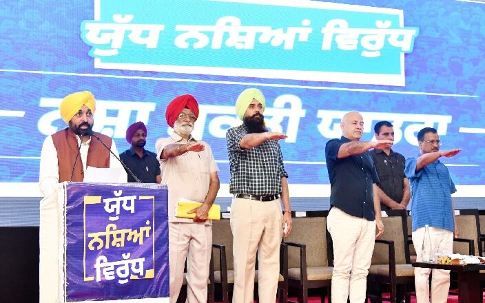 ਕੇਜਰੀਵਾਲ ਤੇ ਭਗਵੰਤ ਸਿੰਘ ਮਾਨ ਨੇ ਲੋਕਾਂ ਨੂੰ ਨਸ਼ਿਆਂ ਵਿਰੁੱਧ ਜੰਗ ਵਿੱਚ ਯੋਧੇ ਬਣਨ ਲਈ ਸਹੁੰ ਚੁਕਾਈ