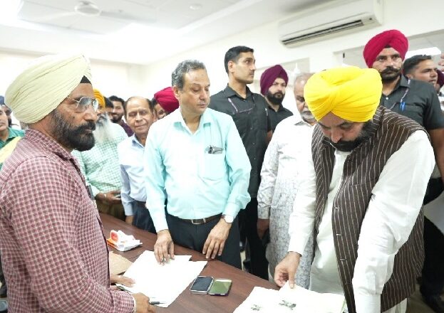 ਮੁੱਖ ਮੰਤਰੀ ਵੱਲੋਂ ਮੋਹਾਲੀ ਦੇ ਸਬ ਰਜਿਸਟਰਾਰ ਦਫ਼ਤਰ ਦੀ ਅਚਨਚੇਤ ਚੈਕਿੰਗ