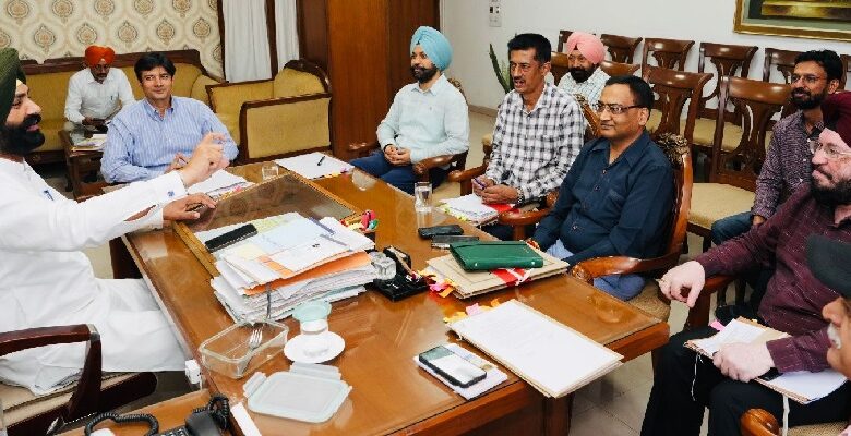 ਸਰਕਾਰ ਪਨਬੱਸ ਵਿੱਚ ਕੰਟਰੈਕਟ ‘ਤੇ ਕੰਮ ਕਰਦੇ ਕਰਮਚਾਰੀਆਂ ਨੂੰ ਪੱਕੇ ਅਤੇ ਆਊਟਸੋਰਸ ਨੂੰ ਕੰਟਰੈਕਟ ‘ਤੇ ਕਰਨ ਲਈ ਯਤਨਸ਼ੀਲ: ਲਾਲਜੀਤ ਸਿੰਘ ਭੁੱਲਰ