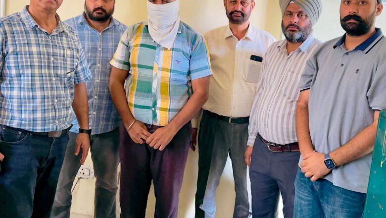 20000 ਰੁਪਏ ਰਿਸ਼ਵਤ ਲੈਂਦਾ ਬਲਾਕ ਸੰਮਤੀ ਪਟਵਾਰੀ ਵਿਜੀਲੈਂਸ ਬਿਊਰੋ ਵੱਲੋਂ ਗ੍ਰਿਫ਼ਤਾਰ