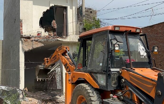 ਮਾਨ ਸਰਕਾਰ ਵੱਲੋਂ ਨਸ਼ਾ ਵਿਰੋਧੀ ਜੰਗ ਦੌਰਾਨ ਸਖ਼ਤ ਕਾਰਵਾਈ: ਨਸ਼ਾ ਤਸਕਰਾਂ ਦੀਆਂ ਗੈਰ-ਕਾਨੂੰਨੀ ਜਾਇਦਾਦਾਂ ‘ਤੇ ਇਕ-ਇਕ ਕਰਕੇ ਚਲਾਇਆ ਬੁਲਡੋਜ਼ਰ