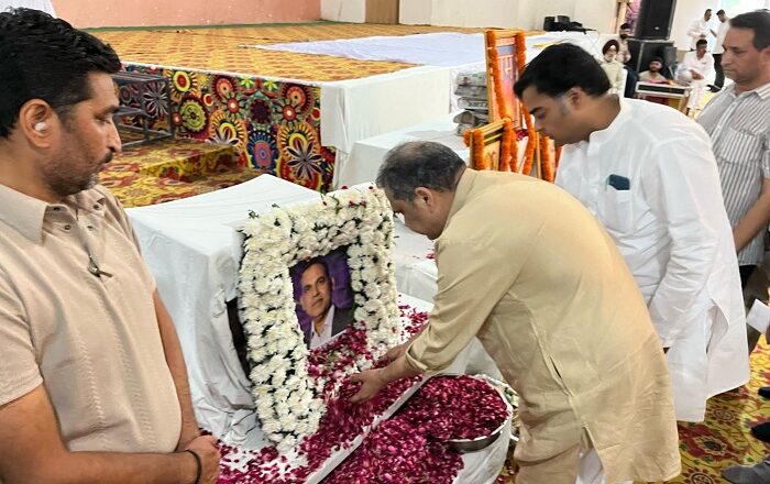 ਉਦਯੋਗ ਮੰਤਰੀ ਸੰਜੀਵ ਅਰੋੜਾ ਨੇ ਅਬੋਹਰ ਪਹੁੰਚ ਕੇ ਕੱਪੜਾ ਵਪਾਰੀ ਸੰਜੇ ਵਰਮਾ ਨੂੰ ਸ਼ਰਧਾਂਜਲੀ ਭੇਂਟ ਕੀਤੀ