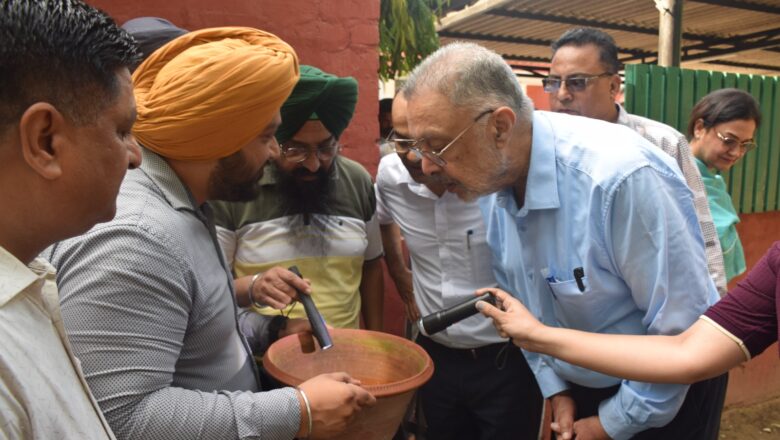 ਹਰ ਸ਼ੁੱਕਰਵਾਰ ਡੇਂਗੂ ‘ਤੇ ਵਾਰ: ਸਿਹਤ ਮੰਤਰੀ ਵੱਲੋਂ ਆਪਣੇ ਕੈਬਨਿਟ ਸਾਥੀਆਂ ਦੇ ਘਰਾਂ ਦਾ ਨਿਰੀਖਣ, ਡੇਂਗੂ ਨਾਲ ਲੜਨ ਲਈ ਸਮੂਹਿਕ ਯਤਨਾਂ ਦੀ ਲੋੜ ‘ਤੇ ਜ਼ੋਰ ਦਿੱਤਾ