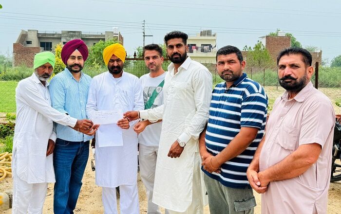 ਵਿਧਾਇਕ ਉੱਗੋਕੇ ਨੇ ਸਰਬਸੰਮਤੀ ਨਾਲ ਚੁਣੀਆਂ ਪੰਚਾਇਤਾਂ ਨੂੰ 5-5 ਲੱਖ ਦੇ ਚੈੱਕ ਸੌਂਪੇ