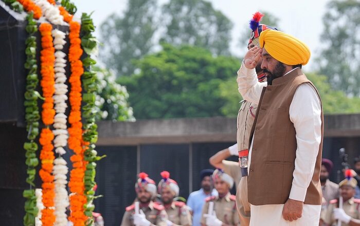 ਮੁੱਖ ਮੰਤਰੀ ਵੱਲੋਂ ਕਾਰਗਿਲ ਵਿਜੇ ਦਿਵਸ ਮੌਕੇ ਸ਼ਹੀਦ ਸੈਨਿਕਾਂ ਨੂੰ ਸ਼ਰਧਾਂਜਲੀ ਭੇਟ
