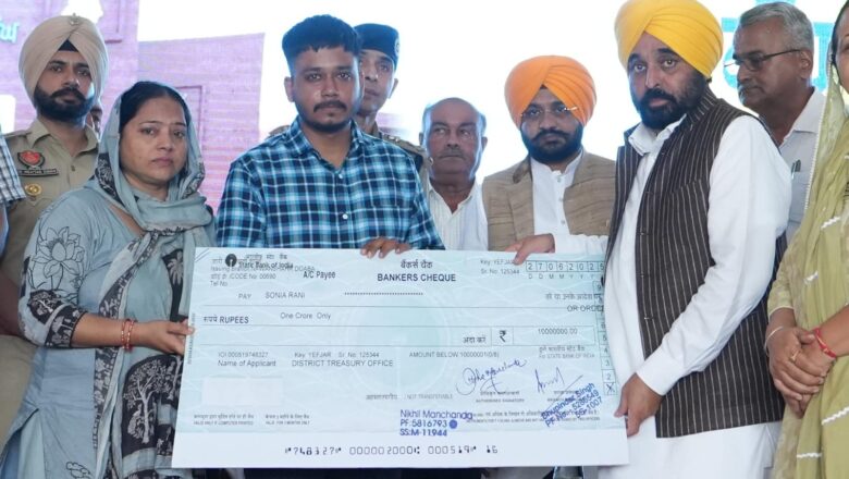 ਮੁੱਖ ਮੰਤਰੀ ਨੇ ਸ਼ਹੀਦ ਏ.ਐਸ.ਆਈ. ਧਨਵੰਤ ਸਿੰਘ ਦੇ ਪਰਿਵਾਰਕ ਮੈਂਬਰਾਂ ਨੂੰ ਇਕ ਕਰੋੜ ਰੁਪਏ ਦਾ ਚੈੱਕ ਸੌਂਪਿਆ