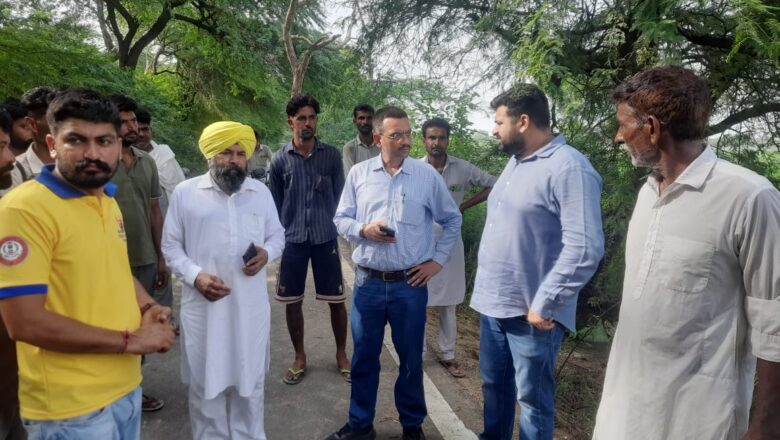 ਡਰੇਨ ਵਿਚ ਪਾਣੀ ਦੇ ਉਵਰਫਲੋਅ ਨੂੰ ਰੋਕਣ ਅਤੇ ਆਏ ਪਾੜ ਨੂੰ ਬਣਨ ਲਈ ਫ਼ੀਲਡ ਵਿਚ ਜੁਟਿਆ ਹੋਇਆ ਹੈ ਅਮਲਾ